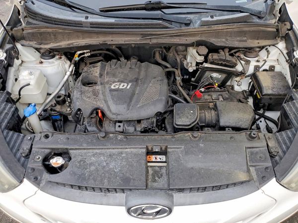 2014 HYUNDAI TUCSON GLS (Middle Level) — Engine bay