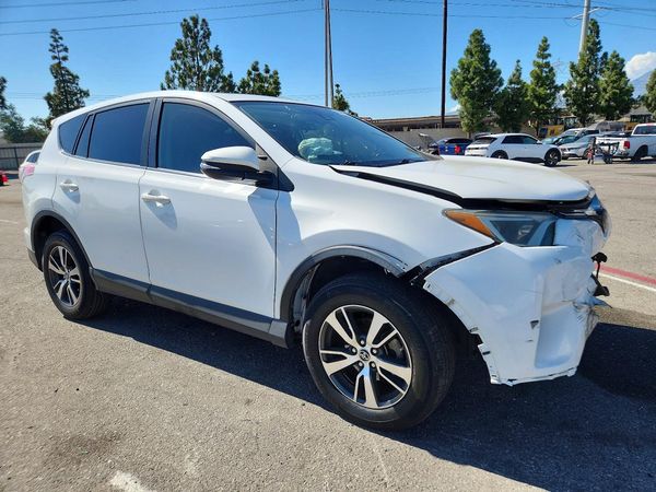 2018 TOYOTA RAV4 Adventure/XLE — Passenger 3/4
