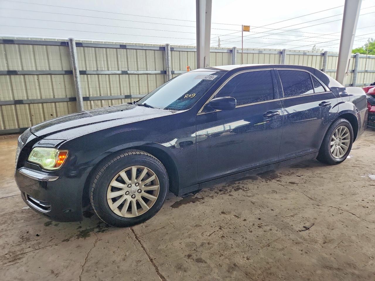 2014 CHRYSLER 300 — Front 3/4