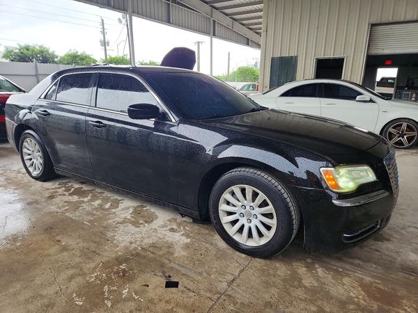 2014 CHRYSLER 300 — Passenger 3/4