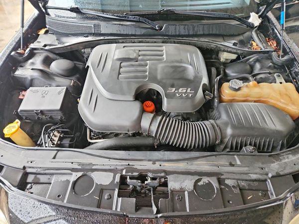 2014 CHRYSLER 300 — Engine bay