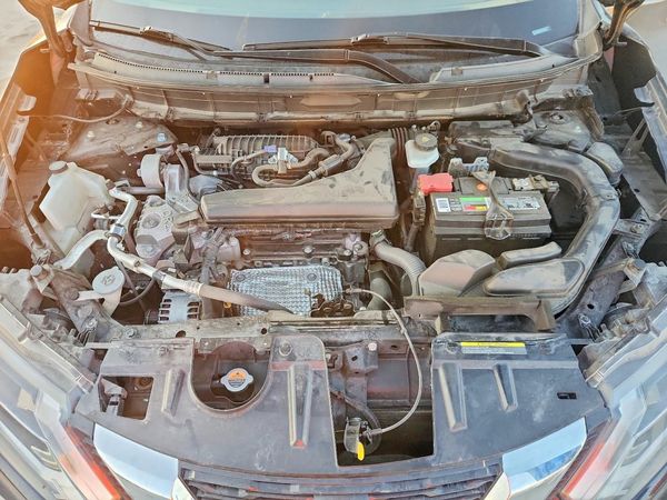 2019 NISSAN ROGUE — Engine bay