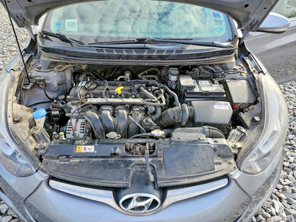 2014 HYUNDAI ELANTRA GLS (Middle) — Engine bay