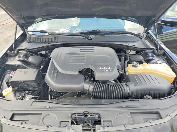 2018 CHRYSLER 300 300S — Engine bay