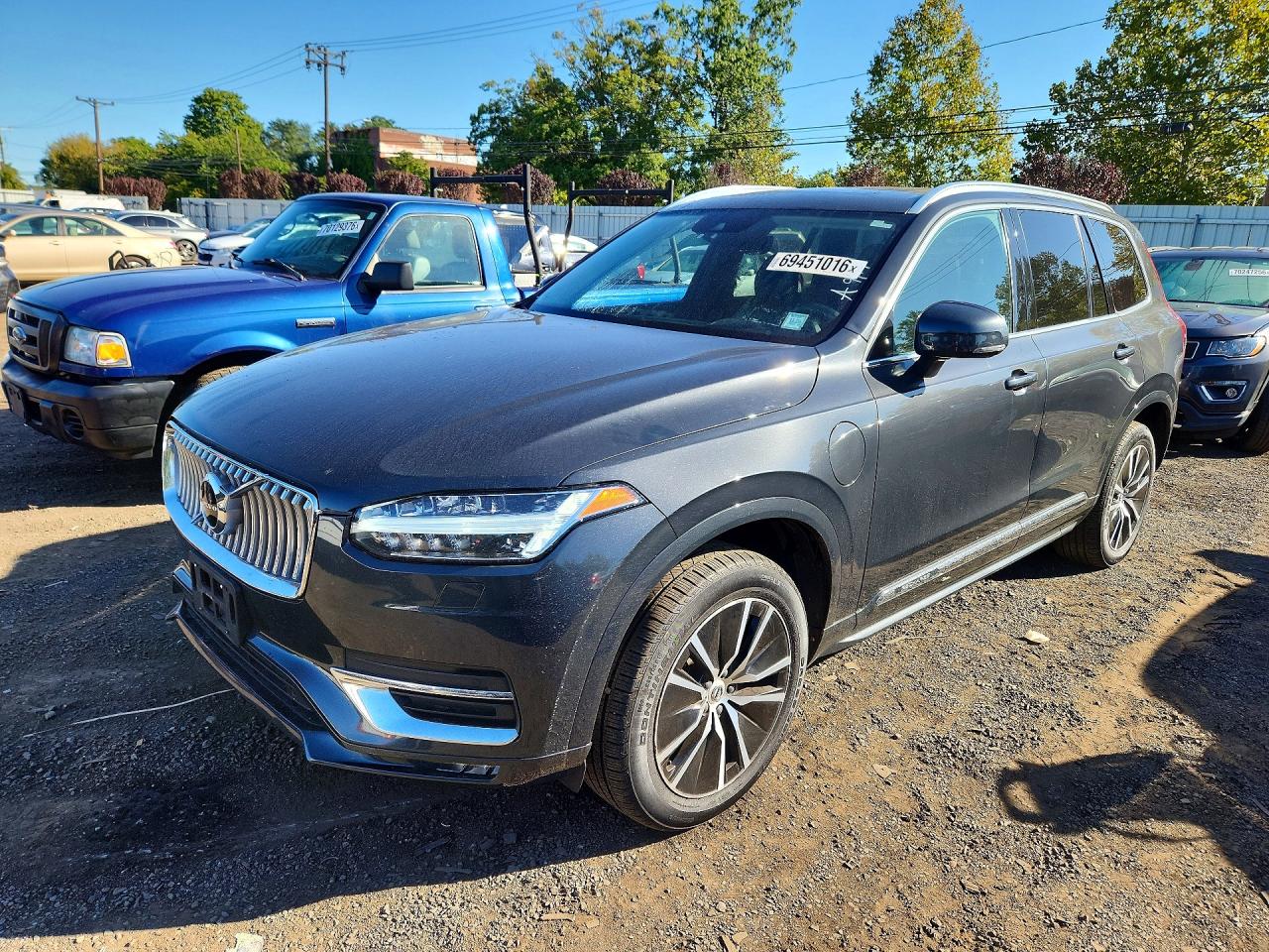 2021 VOLVO XC90 Momentum — Front 3/4