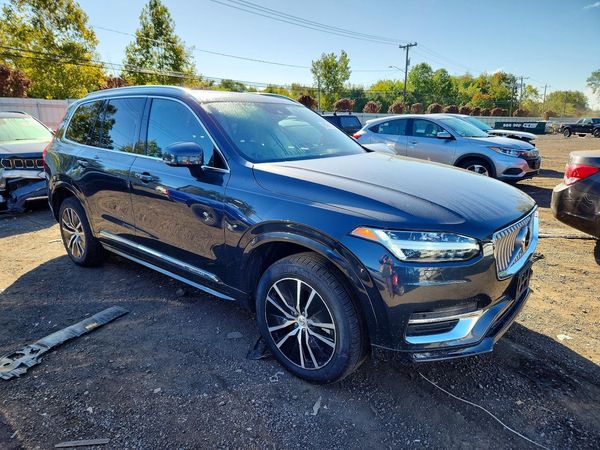 2021 VOLVO XC90 Momentum — Passenger 3/4