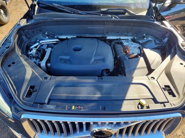 2021 VOLVO XC90 Momentum — Engine bay