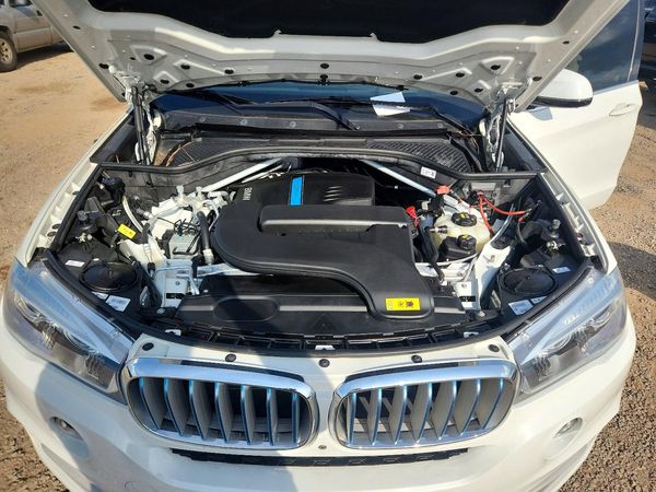 2018 BMW X5 xDrive40e — Engine bay