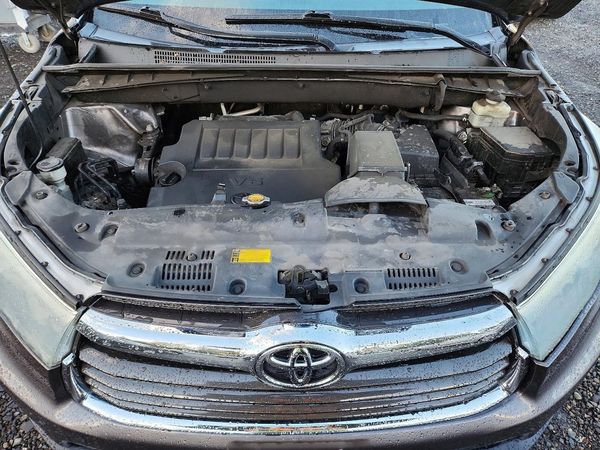 2015 TOYOTA HIGHLANDER Base/Hybrid — Engine bay