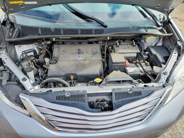 2016 TOYOTA SIENNA — Engine bay