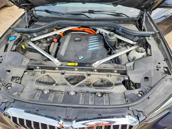 2022 BMW X5 xDrive45e — Engine bay