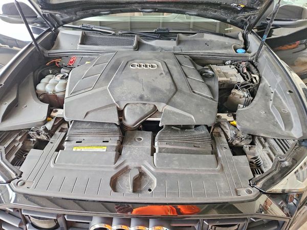 2019 AUDI Q8 S Line quattro Prestige — Engine bay