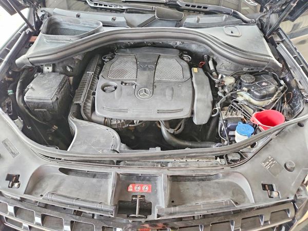 2012 MERCEDES-BENZ ML ML350 4-MATIC — Engine bay