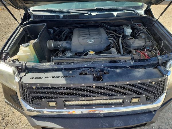 2014 TOYOTA TUNDRA Limited — Engine bay