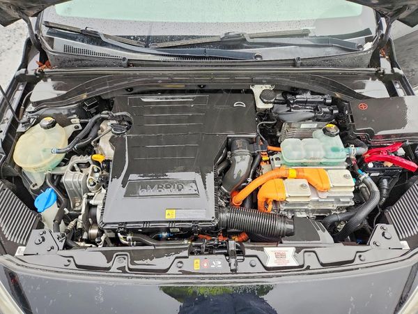 2018 HYUNDAI IONIQ SEL, SEL w/Tech (HEV) — Engine bay