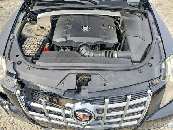 2013 CADILLAC CTS Luxury — Engine bay