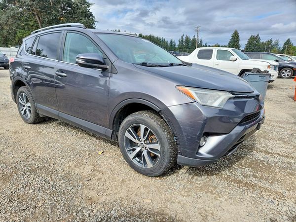2018 TOYOTA RAV4 Adventure/XLE — Passenger 3/4