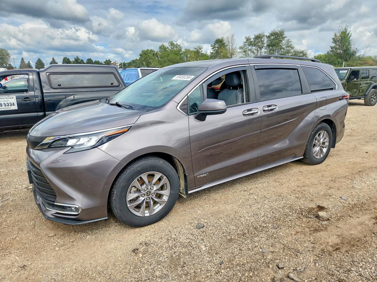 2021 TOYOTA SIENNA XLE — Front 3/4