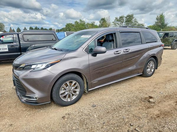 2021 TOYOTA SIENNA XLE — Front 3/4