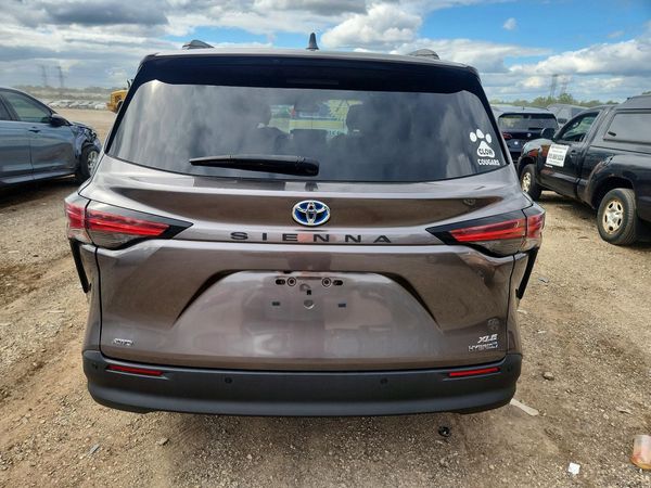 2021 TOYOTA SIENNA XLE — DIRR