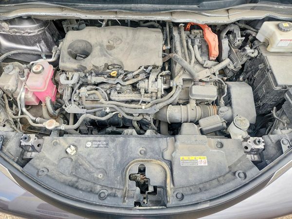 2021 TOYOTA SIENNA XLE — Engine bay