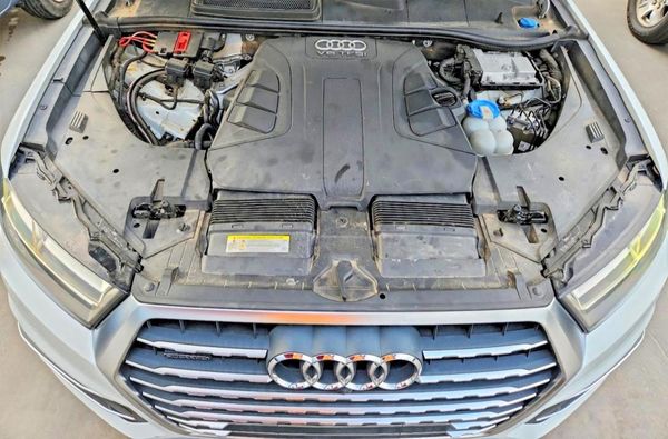 2017 AUDI Q7 quattro Premium Plus — Engine bay