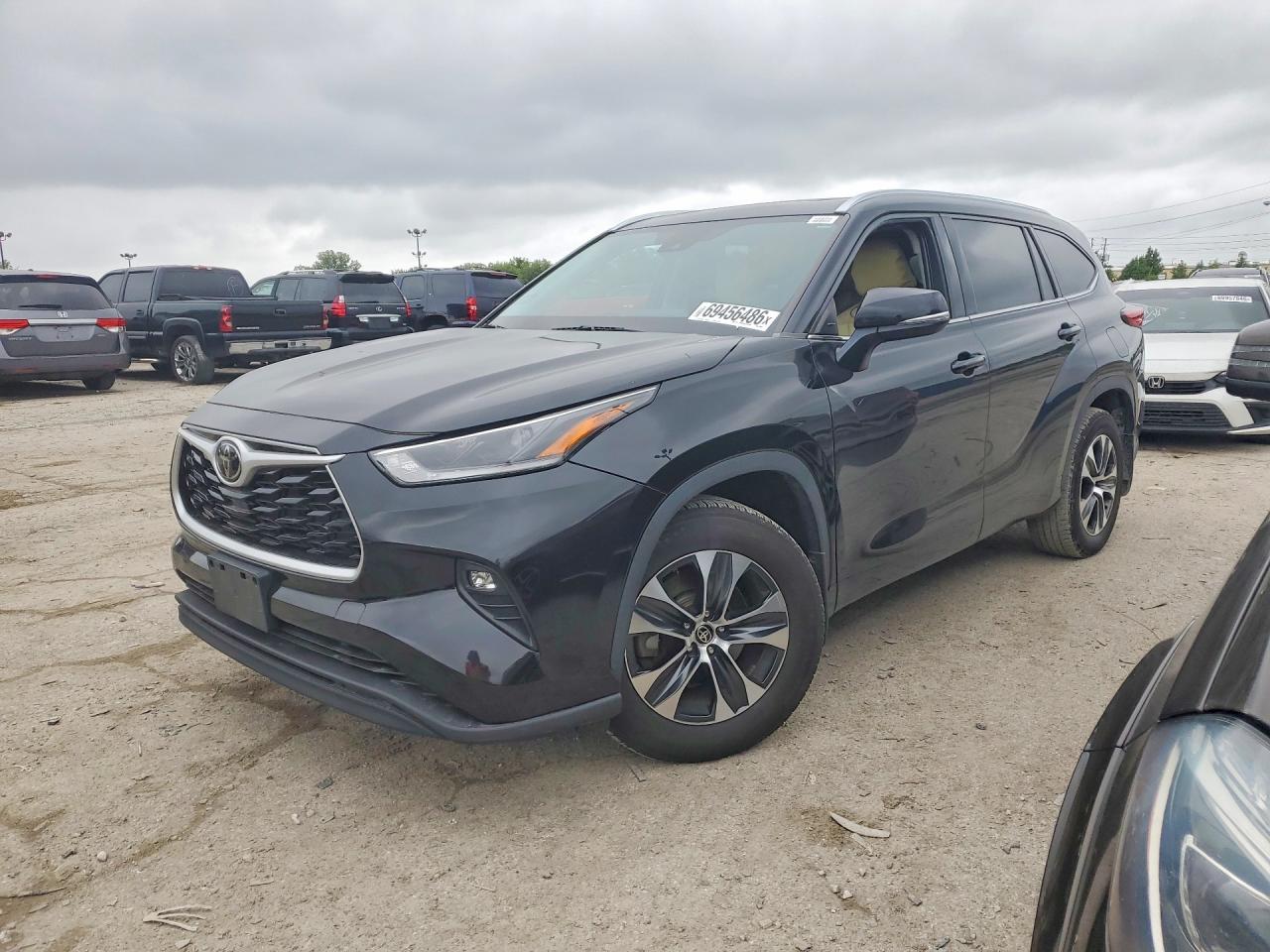 2021 TOYOTA HIGHLANDER XLE — Front 3/4