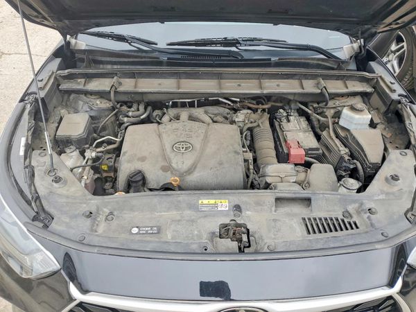 2021 TOYOTA HIGHLANDER XLE — Engine bay