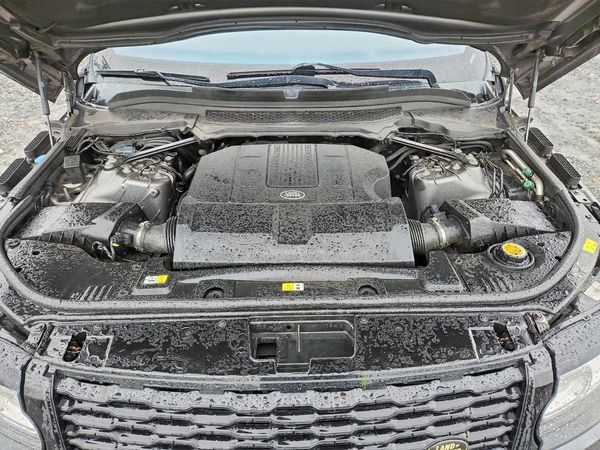 2016 LAND ROVER RANGEROVER HSE — Engine bay