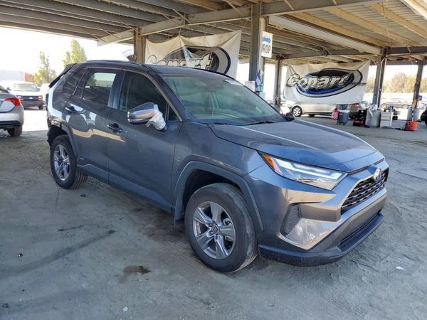 2024 TOYOTA RAV4 XLE — Passenger 3/4