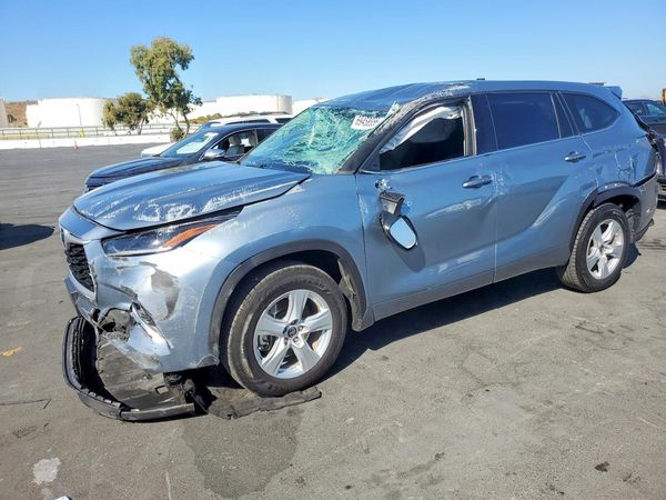2021 TOYOTA HIGHLANDER LE — Front 3/4