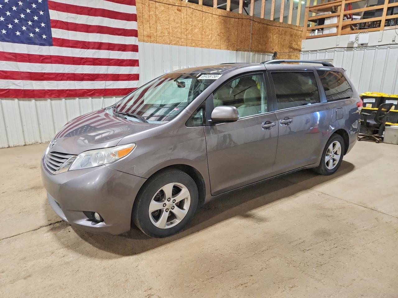 2014 TOYOTA SIENNA — Front 3/4