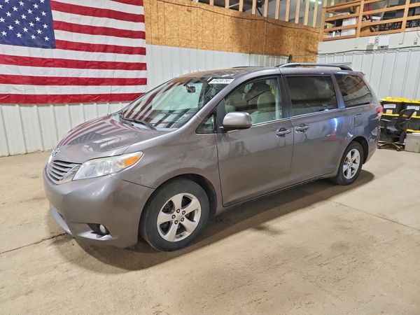2014 TOYOTA SIENNA — DSFA — Front 3/4