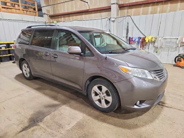 2014 TOYOTA SIENNA — Passenger 3/4
