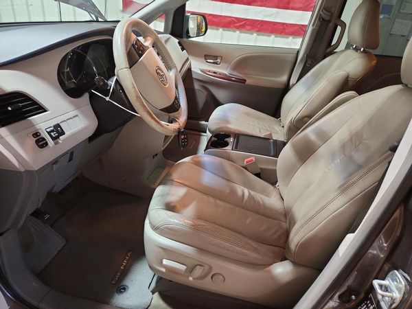 2014 TOYOTA SIENNA — DENT