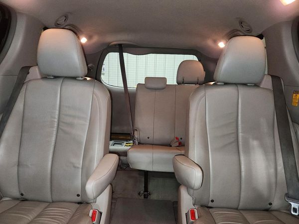 2014 TOYOTA SIENNA — SUVN