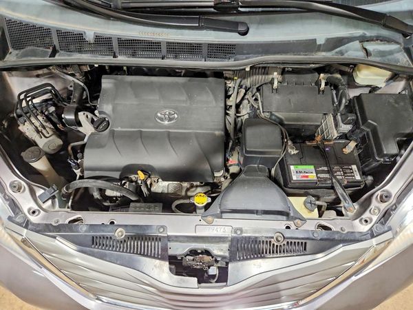 2014 TOYOTA SIENNA — Engine bay