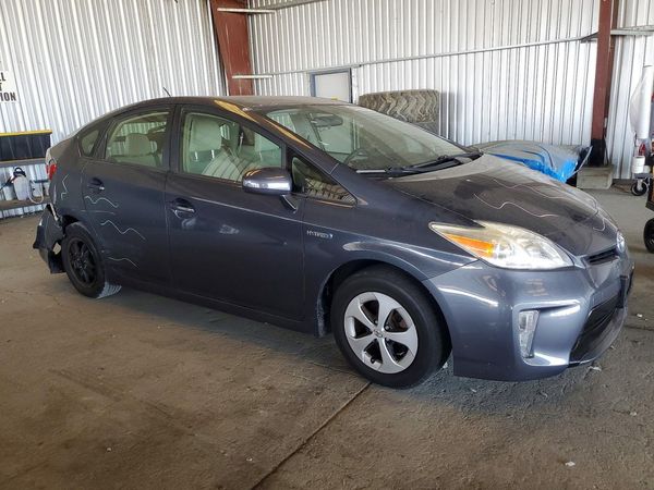 2015 TOYOTA PRIUS — Passenger 3/4