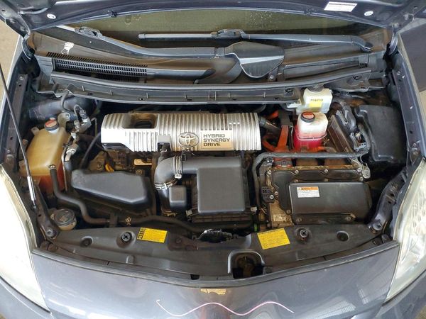 2015 TOYOTA PRIUS — Engine bay