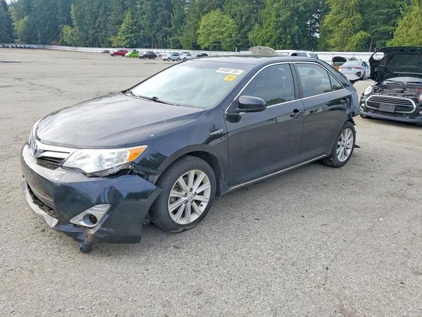 2014 TOYOTA CAMRY SOLA Hybrid — Front 3/4