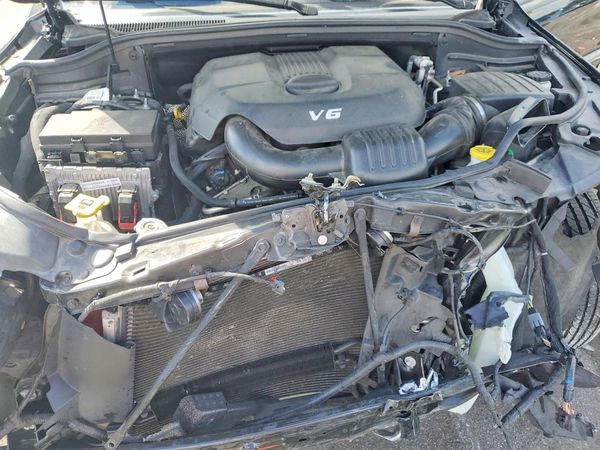 2014 JEEP CHEROKEE Overland — Engine bay