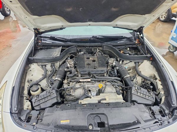 2013 INFINITI G37 — Engine bay