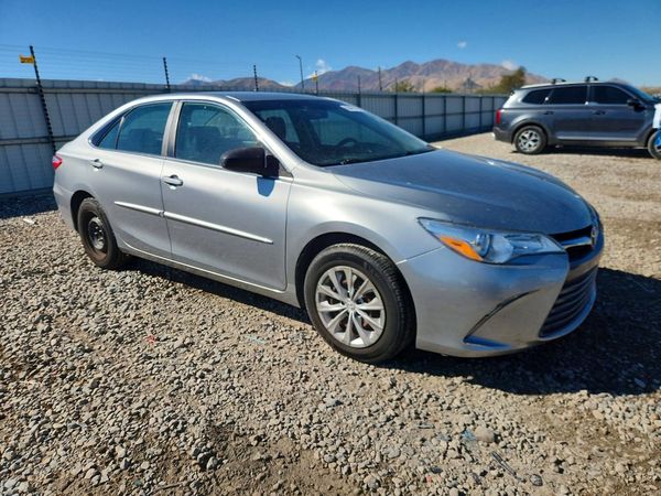 2015 TOYOTA CAMRY — Passenger 3/4