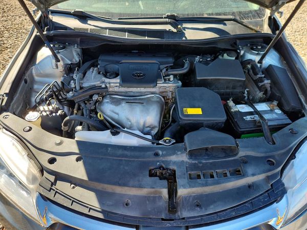 2015 TOYOTA CAMRY — Engine bay