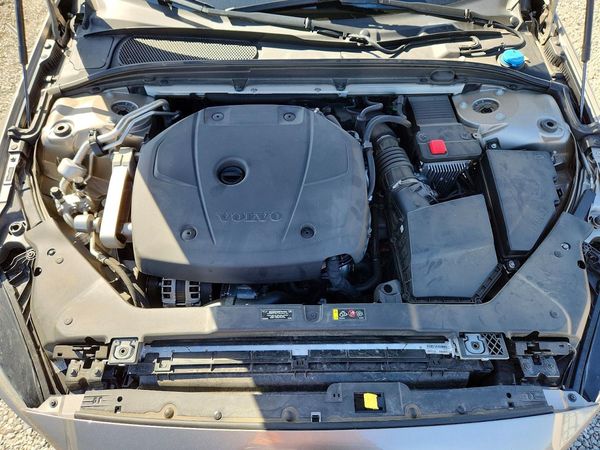 2019 VOLVO S60 Inscription — Engine bay