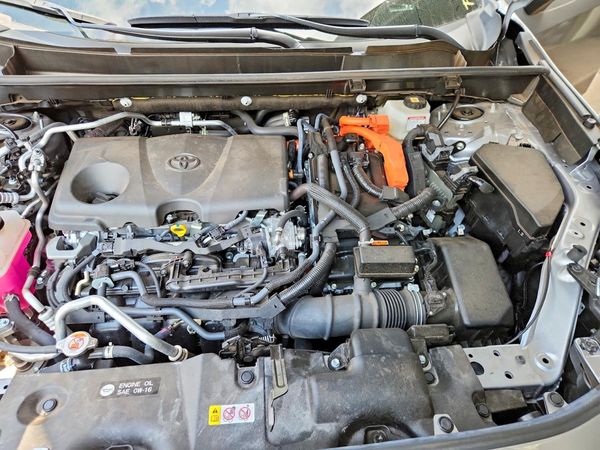2025 TOYOTA RAV4 SE — Engine bay