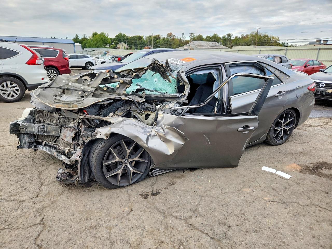 2015 TOYOTA CAMRY — Front 3/4