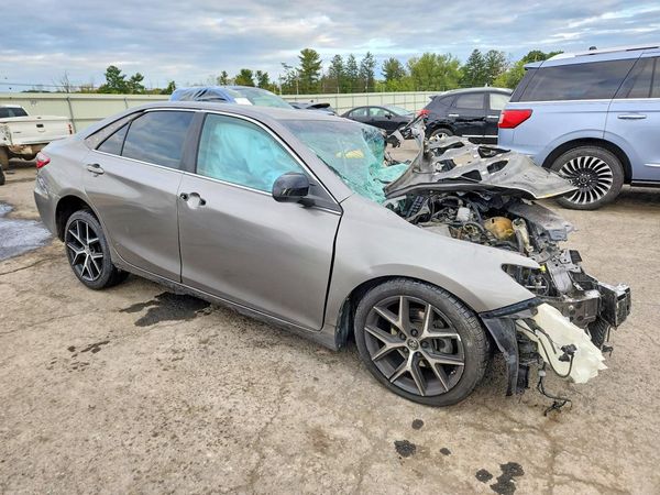 2015 TOYOTA CAMRY — Passenger 3/4