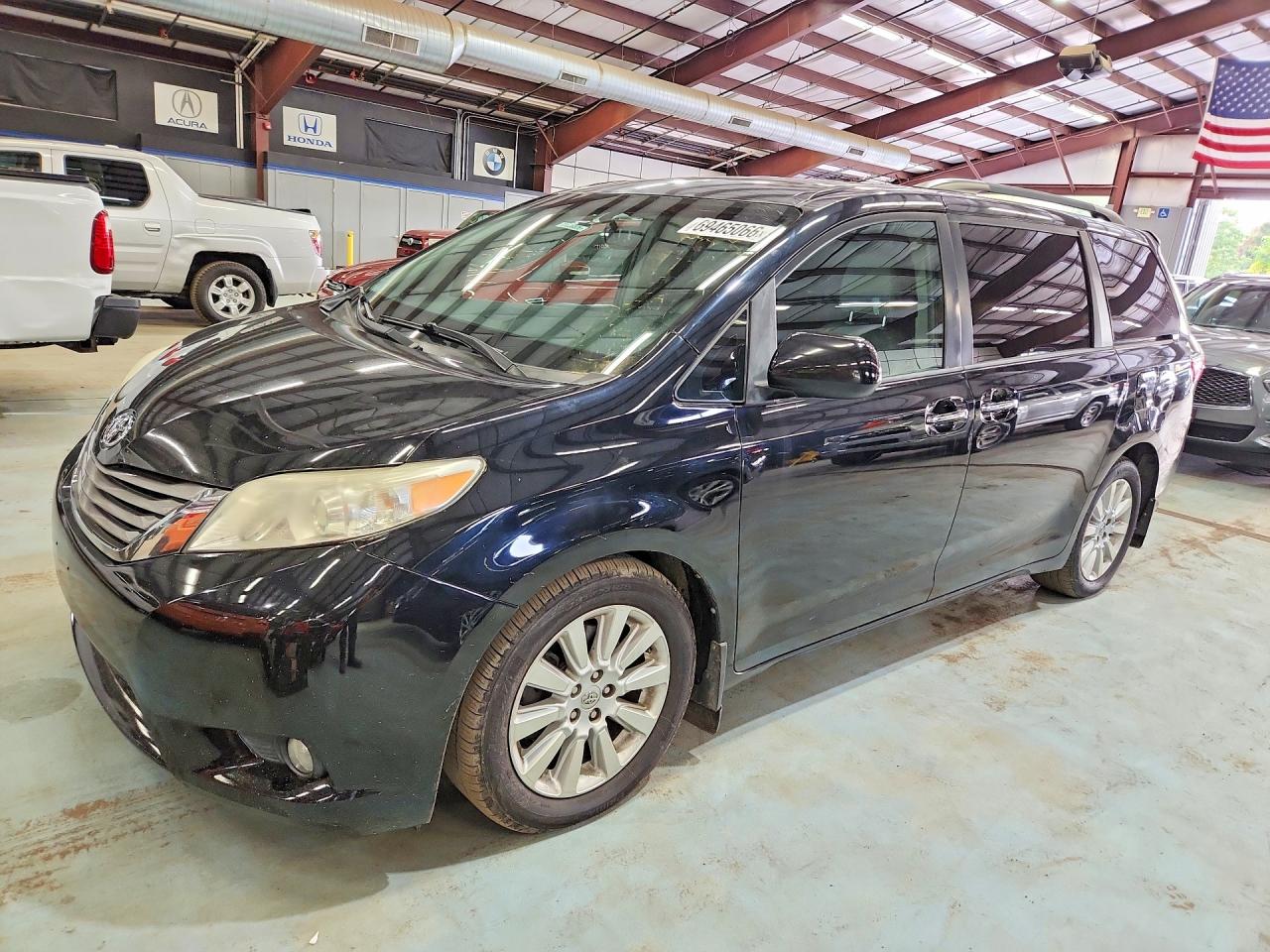 2015 TOYOTA SIENNA — Front 3/4