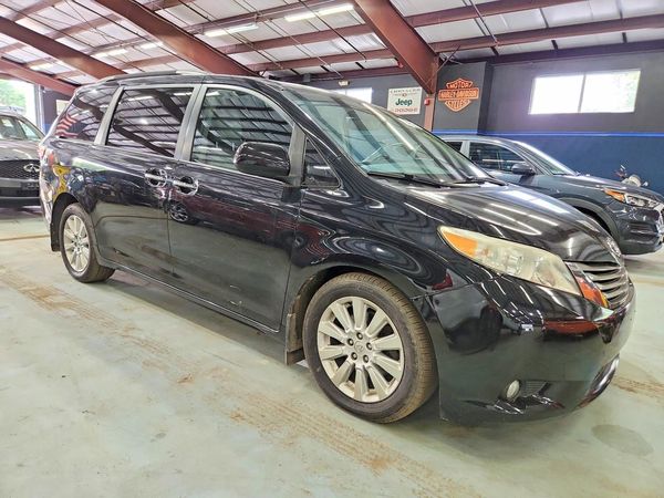 2015 TOYOTA SIENNA — Passenger 3/4